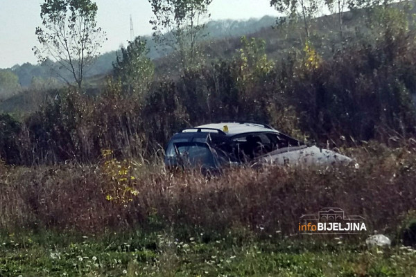 Bijeljina: Saobraćajka na obilaznici, automobil sletio pored puta /FOTO/