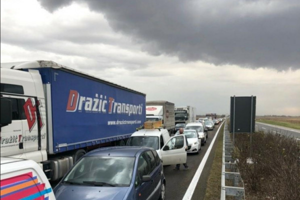 TORNADO NAPRAVIO HAOS U INĐIJI: Zatvoren autoput Novi Sad-Beograd