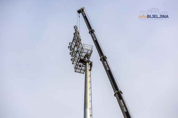 TRENUTAK KOJI SE ČEKAO DECENIJAMA Bijeljinski stadion dobio reflektore /VIDEO/