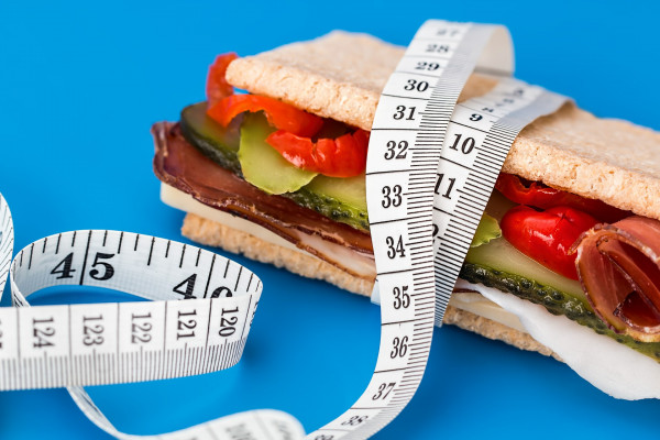 Pravilo za mršavljenje da ne treba jesti posle 18 sati je zabluda? Stručnjak otkriva u čemu je tajna