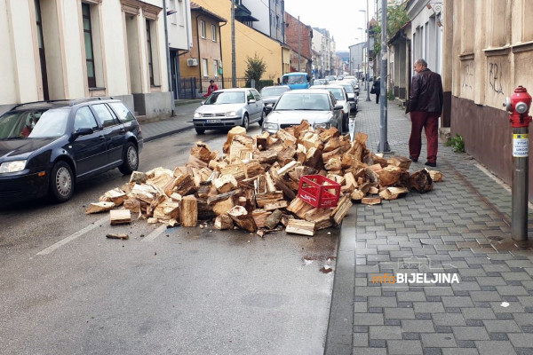Prizor u najužem centru Bijeljine - ulica zatrpana drvima