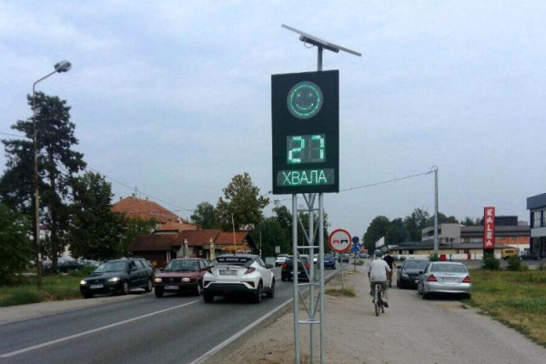 Neodgovorni građani oštetili elektronski znak ispred škole