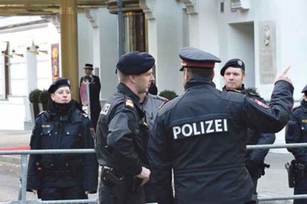 Srbin nakon svađe sjekirom napao vozača i policajce u Beču