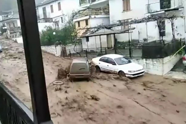 VANREDNO STANJE U GRČKOJ Bujica nosi sve pred sobom, u pomoć stigla i vojska (VIDEO)