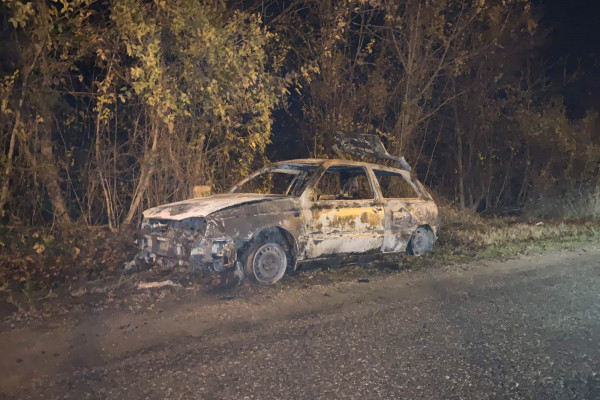 Trnova: Automobil izgorio u potpunosti
