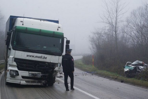 Teška saobraćajka kod Dervente, poginuo muškarac