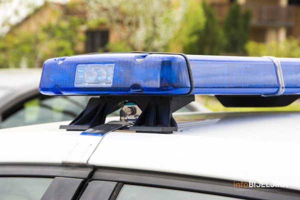 Pijani policajac privatnim autom udario dvije djevojke?