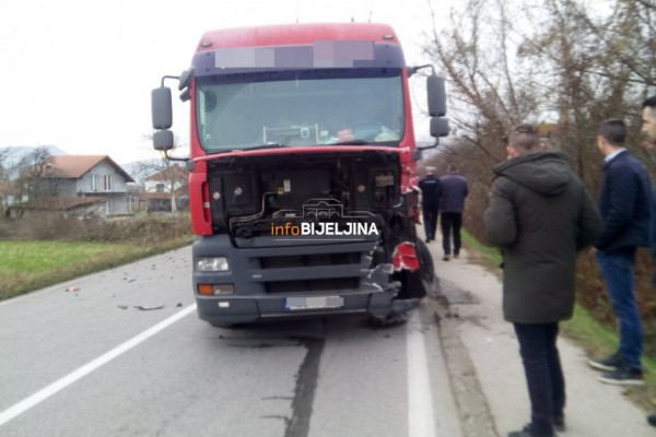 Sudar kamiona i automobila, ima povrijeđenih /FOTO/