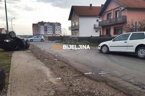 Bijeljina: Nakon sudara automobil završio na krovu /FOTO/