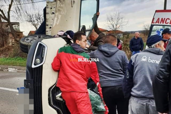 Janja: Jedno lice povrijeđeno u prevrtanju auta /FOTO/