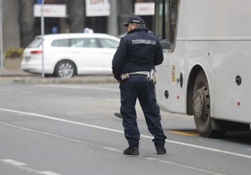 Djevojčica ISPALA IZ AUTOBUSA, sa povredama glave prevezena u bolnicu