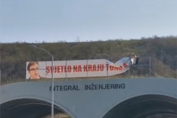 Član PDP pozvan u policiju jer je skidao transparent sa Dodikom i Vučićem