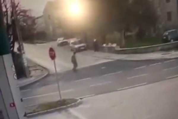 Nevjerovatan snimak iz Bileće: Pješak prelazio ulicu, sagnuo se, a onda ga pokupio "pasat"