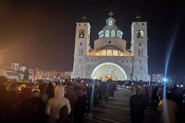 Protesti širom Crne Gore, sve više građana na molebanima