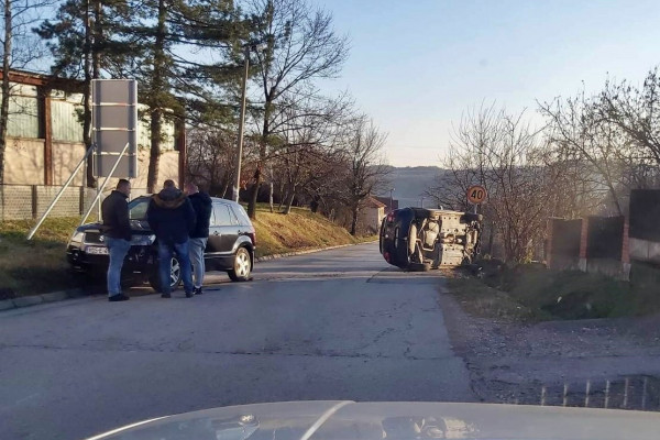 Udes kod Ugljevika, automobil završio na krovu