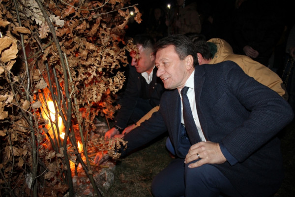 Tradicionalno naložen badnjak u Ugljeviku /FOTO/