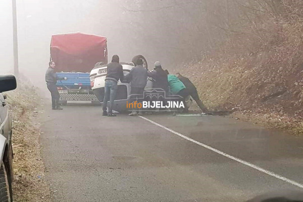 Nezgoda u Trnovi, automobil završio na krovu