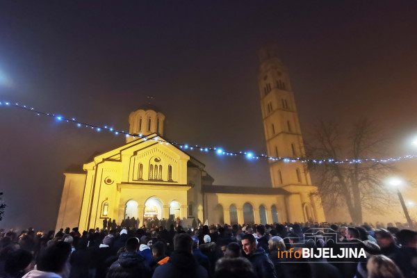 SRBI U CRNOJ GORI NISU SAMI Hiljade vjernika u Bijeljini na molebanu u znak podrške braći i svetinjama (FOTO/VIDEO)