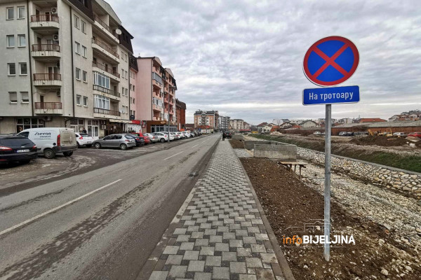OD DANAS PAUK DIŽE NEPROPISNO PARKIRANE Postavljen znak zabrane zaustavljanja i parkiranja pored kanala /FOTO/