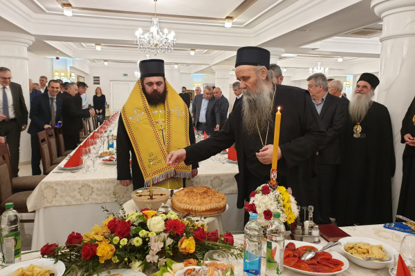 Njegovo Preosveštenstvo Episkop Fotije proslavio krsnu slavu /FOTO/