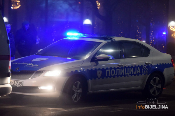 Popovi: Zakucao se u mercedes koji je stajao sa upaljena četiri žmigavca