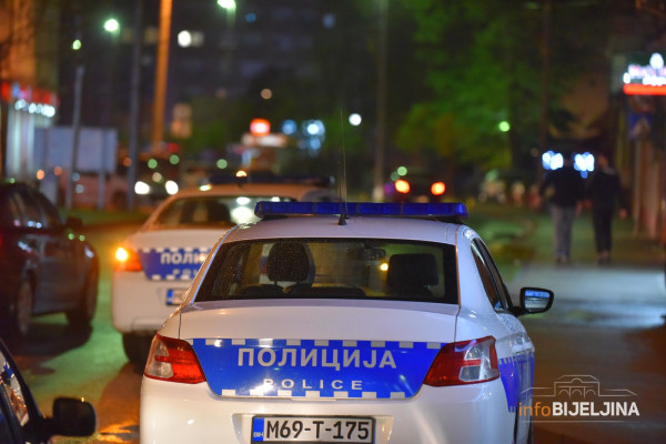 Detalji incidenta u Bijeljini: Pijan i drogiran napao ukućane, a potom nožem povrijedio policajca