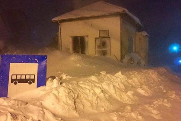 Trudnica, suprug i petoro djece DEVET SATI bili zameteni u vozilu