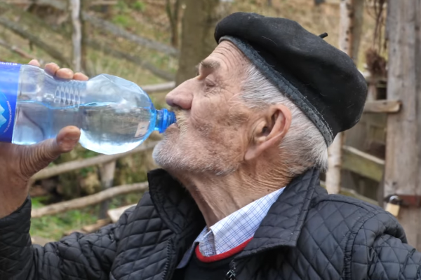 Mustafa Imamović ima 87 godina i dnevno pije 10 litara vode, dok je bio mlađi mogao je popiti čak 30 litara dnevno