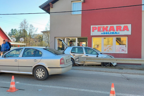 Staklo na sve strane: Automobilom se zabio u izlog pekare