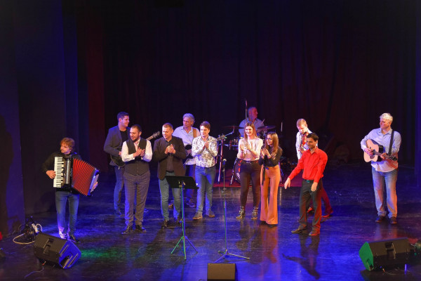 „SVI SMO MI LJUDI, TREBA BITI ČOVJEK“ Održan humanitarni koncert za našu sugrađanku Sanju /FOTO/