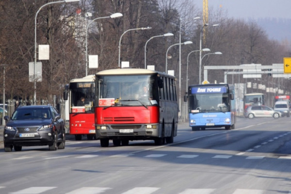 Dečak (3) se zakašljao i putnici ga sa majkom izbacili iz autobusa