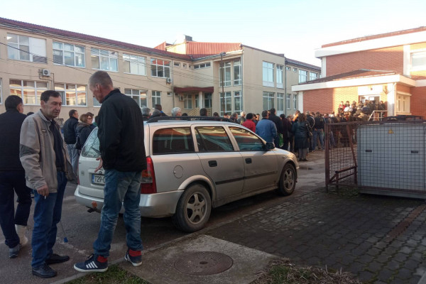 Velike gužve i jutros u Fondu za zdravstveno osiguranje u Bijeljini