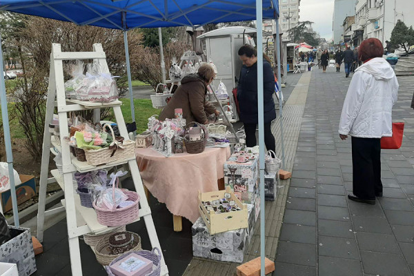 Na trgu u Bijeljini široka lepeza poklona za dame