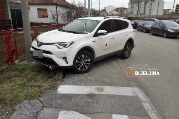 OBORIO STUBIĆE I OTIŠAO NA KAFU Bahatost nadležnih u Bijeljini /FOTO/