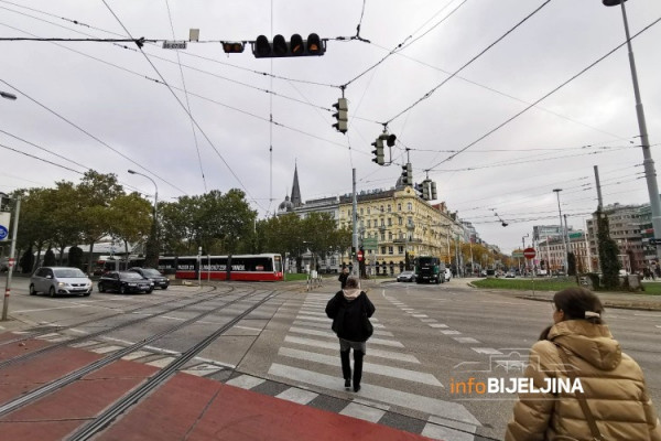 POLICIJA NADZIRE MARKETE ZBOG MOGUĆIH PLJAČKI Austrija planira restriktivne mere zbog korona virusa