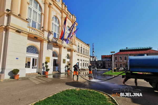 Bijeljina: Nema oboljelih, preventivna dezinfekcija javnih površina (FOTO / VIDEO)