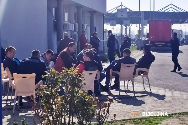 Neodgovorno ponašanje vozača kamiona na prelazu Rača