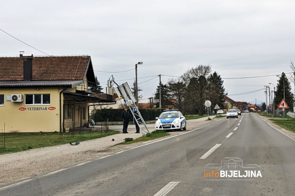 Dvorovi: Povrijeđen vozač pasata, udario u saobraćajni znak pa u betonsku ogradu