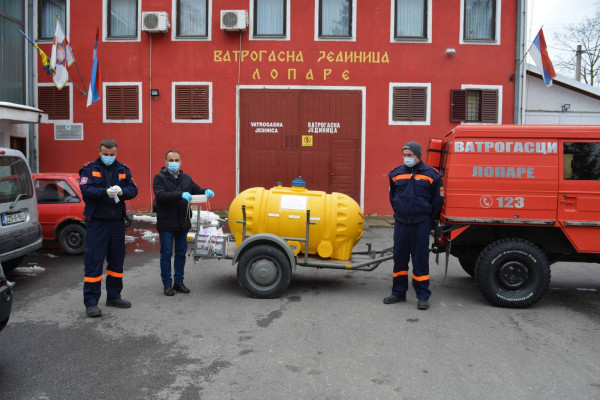 Lopare: Građani od danas mogu da preuzmu besplatno dezinfekciono sredstvo /FOTO/