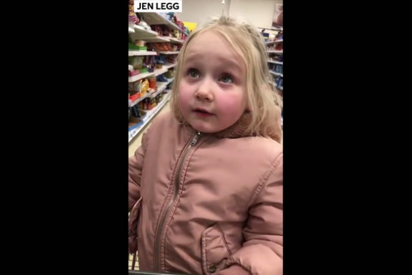 Četverogodišnja djevojčica postala hit na internetu nakon što je iskritikovala panične kupce