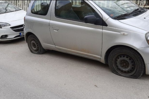Za vrijeme policijskog sata nasumično bušili gume na parkiranim autima u Sarajevu