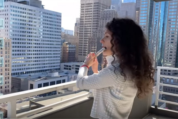 “PUKNI, ZORO” ODJEKUJE SIJETLOM Marija izađe na terasu i svira za medicinare /VIDEO/