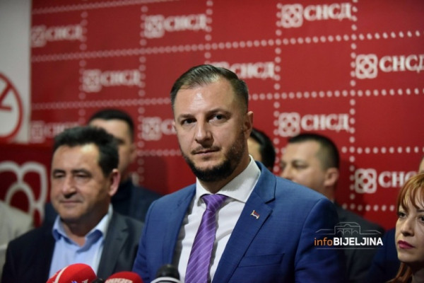 Ćorić se odrekao po 50 odsto plate i poslaničkog dodatka u korist Fonda solidarnosti