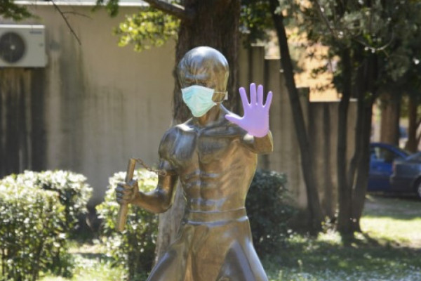 Mostarski Bruce Lee dobio zaštitnu masku i rukavice da ga štite od koronavirusa