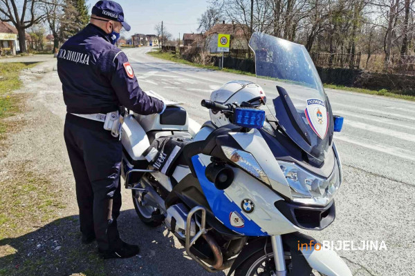 InfoBijeljina na izlazima iz grada: Policija kontroliše svako vozilo /FOTO/