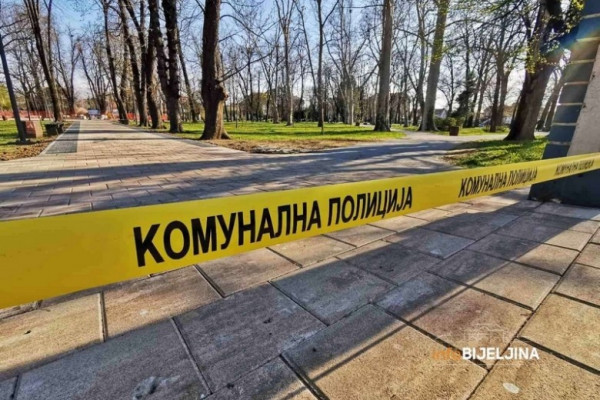 PUSTI PARKOVI I JAVNE POVRŠINE Bijeljinci poštuju Odluku o zabrani okupljanja /FOTO/