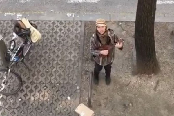 Učitelj iz Zagreba obilazi učenike i svira im pod prozorom