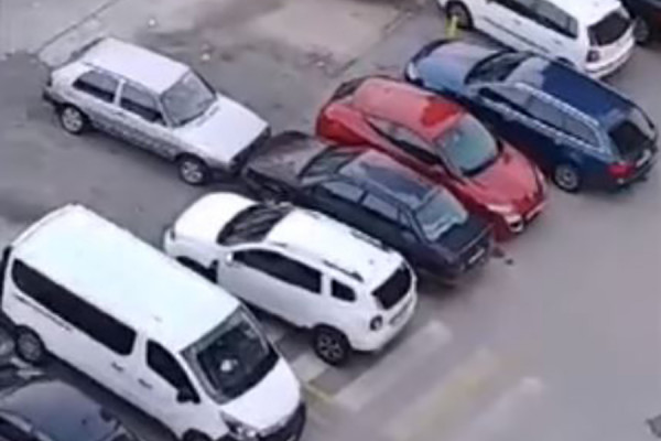 Nepropisno parkiranje u Sarajevu: Izgurao drugo vozilo jer mu je blokiralo prolaz
