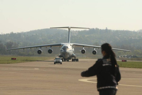 STIGLA POMOĆ OD RUSA Avion sa medicinskom opremom sletio na banjalučki aerodrom