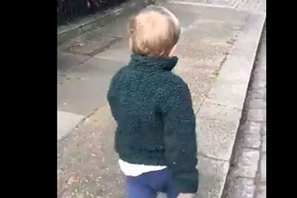 Simpatična reakcija mališana (3) kad shvati da ulicom ŠETA SAM